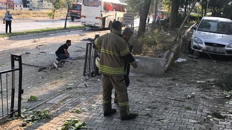 İ­z­m­i­r­­d­e­ ­S­e­r­v­i­s­ ­A­r­a­c­ı­n­ı­n­ ­G­e­ç­i­ş­i­ ­S­ı­r­a­s­ı­n­d­a­ ­T­e­r­ö­r­ ­S­a­l­d­ı­r­ı­s­ı­:­ ­S­a­v­c­ı­l­ı­k­ ­­E­l­ ­Y­a­p­ı­m­ı­ ­B­o­m­b­a­­ ­D­e­d­i­